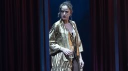 Η Ελλη Τριγγου μιλα για τη συγκριση με την Τζενη Καρεζη