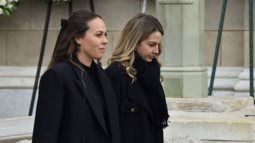 Χρυση Βαρδινογιαννη – Nina Flohr | Συνοδευσαν την οικογενεια Ντε Γκρες στο "τελευταιο αντιο" στην Ειρηνη