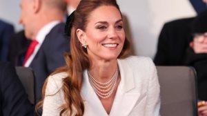 Η Kate Middleton εφερε πισω το flamenco φορεμα για το χριστουγεννιατικο γευμα στο Παλατι του Μπακιγχαμ