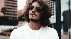 Στεφανος Τσιτσιπας: Δειτε τον μονο με το μαγιο του στην παραλια με τον Καραλη