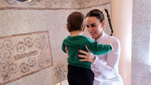 Η Κατερινα Στικουδη απαντα για τη "διαφορετικη" αντιμετωπιση απο αλλες μαμαδες