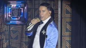 Ο Γιωργος Μαζωνακης κερναει τους θαμωνες στο νυχτερινο κεντρο που εμφανιζεται (Βιντεο)