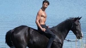 GNTM | Ο Γιωργος Καραβας διδασκει πως γινεται – Δειτε τον πανω σε αλογο topless