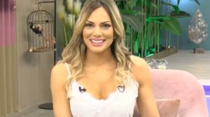 Ιωαννα Μαλεσκου: Οι σεξι φωτογραφιες εξαφανιστηκαν για να εμφανιστουν οι νεες! Δειτε τη μονο με το μαγιο της