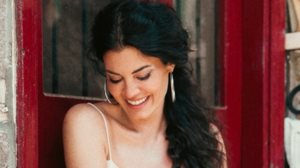 Ερωτευμενοι κατω απο το φεγγαρι | Μαρια Κορινθιου &amp; Γιωργος Καραθανασης αγκαλια στην πανσεληνο