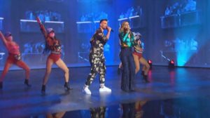 J2US | Η Γιωτα Γριβα και ο Δημοσθενης Τζουμανης σε μια ανατρεπτικη εμφανιση