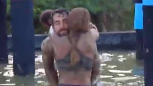 Love is in the air! Ο Σακης &amp; η Μαριαλενα σε ρεσιταλ αγαπης στο Survivor