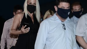 Νικος Χαρδαλιας: Στο «Δελφιναριο» με μασκα για τον Σεφερλη μετα την ενημερωση μαζι με τον Τσιοδρα