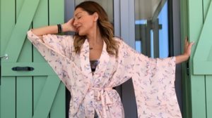 Δεσποινα Βανδη: Στα 51 της ποζαρει με μαγιο και χωρις ρετους, αποδεικνυοντας πως παραμενει μια κουκλα!