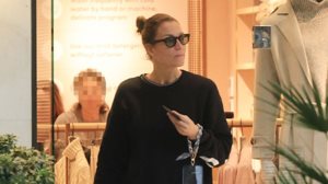 Η Βικυ Καγια σε χαλαρη βολτα για χριστουγεννιατικα ψωνια με τον Ηλια Κρασσα