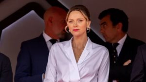 Πριγκιπισσα Charlene | Νεα εμφανιση με XXL κοστουμι στο χρωμα του καπνου