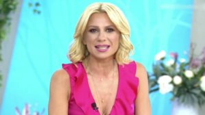 Στη Φωλια των Κουκου | Η αλλιωτικη εναρξη της Κατερινας Καραβατου στην τελευταια εκπομπη