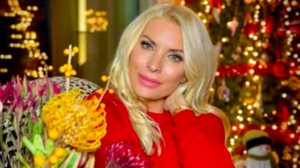 Η Ελενη Μενεγακη ευχεται για τα Χριστουγεννα, στο πλευρο του Μακη Παντζοπουλου