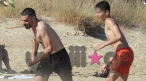 Πετρος Λαγουτης: Παιχνιδια στη θαλασσα με τους γιους του! Δειτε τα σπανια στιγμιοτυπα