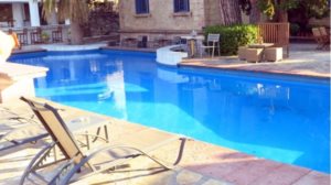 Ροδος: Η 3χρονη εμεινε 7 λεπτα μεσα στην πισινα χωρις κανεις να την αντιληφθει - Γιατι δεν υπηρχε υποχρεωση για ναυαγοσωστη