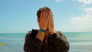 Survivor | Σοκαρισμενος ο James για το ναυαγιο του πατερα του: "Δεν ξερω τι πρεπει να κανω και να πω"