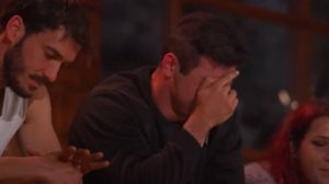 Αποχωρηση με δακρυα και παθιασμενα φιλια απο τη Φαρμα