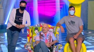 Επικο σκηνικο! Ο Νικος Μουτσινας &quot;εβγαλε&quot; σε give away τους δυο γοητευτικους συνεργατες του