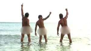 Survivor | Το απολυτο eye candy! Οι Μπλε τα &quot;πεταξαν&quot; ολα και εκαναν μπανιο γυμνοι