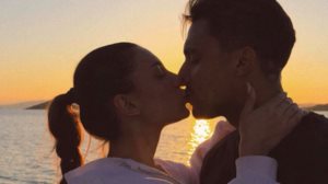 Η Μαριαλενα Ρουμελιωτη ποζαρει με φουσκωμενη κοιλια στην αγκαλια του Σακη Κατσουλη