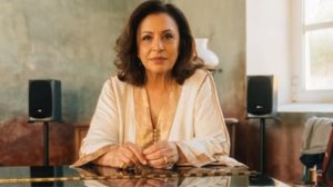 Η Χαρις Αλεξιου εγινε 75 - Η εντυπωσιακη τουρτα για τα γενεθλια της