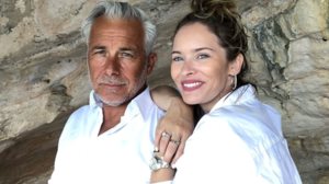 Anita Brand: Ο Χαρης Χριστοπουλος τη φωτογραφιζει με μαγιο εναν μηνα μετα τη γεννα
