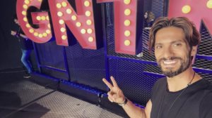 Γιωργος Καραβας: Ο νεος coach ποζαρει μονο με το εσωρουχο στα παρασκηνια του GNTM!