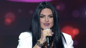 J2US | Η guest εμφανιση - εκπληξη της Δημητρας Κατσαφαδου στη πρεμιερα του show