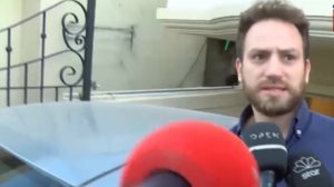 Εγκλημα στα Γλυκα Νερα: Καρε καρε η στιγμη που οι αστυνομικοι υποχρεωνουν τον πιλοτο να τους ακολουθησει - Συνειδητοποιησε πως τον καταλαβαν και αγκαλιασε τη μαμα της Καρολαιν