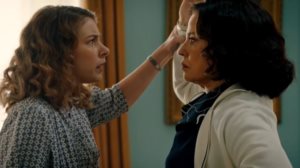 Το Σπιτι Διπλα Στο Ποταμι: Η Ευανθια χτυπα την Ιουλια κατω απο τη μεση!