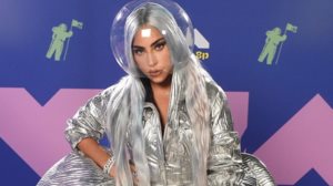 Lady Gaga: Η red carpet εμφανιση της ως αγαλματιδιο των MTV VMAs
