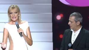 J2US | H Σασα Σταματη εβαλε φωτια στη σκηνη μαζι με τον Θεμη Αδαμαντιδη