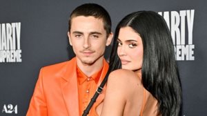 Ο Timothee Chalamet στην αποκλειστικη χριστουγεννιατικη παραδοση της οικογενειας Kardashian-Jenner