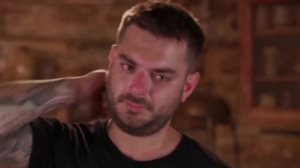 Φαρμα | Η ερωτηση του Λεωνιδα Κουτσοπουλου &quot;λυγισε&quot; τον μονομαχο:  &quot;Εφυγε σε μικρη ηλικια&quot;