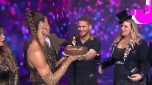 Γενεθλια επι σκηνης για τον James Καφετζη στο J2US