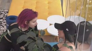 House of Fame | Η Βενια ξεκαθαριζει στη Μαριαννα αν βλεπει ερωτικα τον Στεφανο