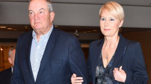 Η Νατασα Παζαιτη ευχεται "καλη χρονια" στην αγκαλια του Κωνσταντινου Καραμανλη