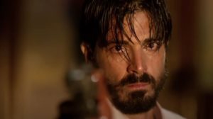 Ολογυμνος, μονο με το σεντονι του: Η καυτη σκηνη του πατερα Νικολαου στον "Αγιο Ερωτα"