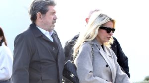 Ελενη Μενεγακη &amp; Γιαννης Λατσιος μαζι στην κηδεια του Γιωργου Παπαδακη