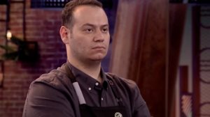 MasterChef | Σε ρινγκ μετατραπηκε η κουζινα με τα σχολια του Ηλια: "Καραγκιοζηδες"