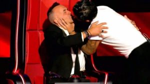 The Voice | Το &quot;φιλι&quot; των Μαστορα - Μουζουρακη, η σωσιας της Σπανου &amp; το δωρο στην Παπαριζου