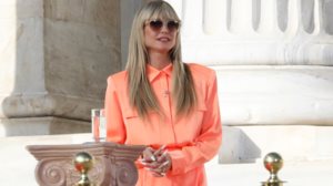 Η Heidi Klum αποκαλυπτει τις τριχες στο στηθος της