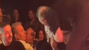 Το on camera φιλι στο στομα Σταματη Γονιδη &amp; Ζαφειρη Μελα - Η αντιδραση του τραγουδιστη