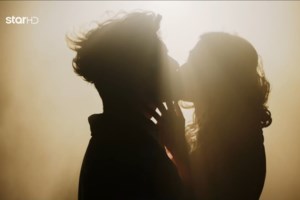 Η Ραφαέλα Ψαρρού σχολιάζει τα κινηματογραφικά φιλιά του Γιώργου Καράβα και της Ισμήνης Παπαβλασοπούλου!