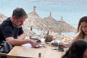 Βραδινή έξοδος για τη Δέσποινα Βανδή και τον Βασίλη Μπισμπίκη