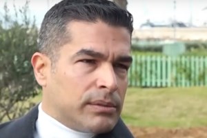 Νίκος Αναδιώτης: "Η ομοφυλοφιλία είναι αμαρτία" – Η εμφάνιση του στο συλλαλητήριο κατά της τεκνοθεσίας από ομόφυλα ζευγάρια