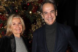 Η Σοφία Αλιμπέρτη σε νυχτερινή έξοδο με τον γιο της