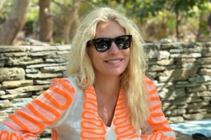 Η Ελένη Μενεγάκη με το απόλυτο beach look στην Άνδρο | Εκθαμωτική, άβαφη, με το μαγιό της