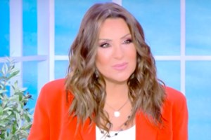 Η στιγμή που η Έλενα Παπαρίζου ξεσπά σε κλάματα όταν βλέπει τον πατέρα της σε βίντεο από τη Eurovision του 2005