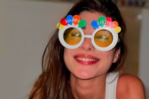 Η Χρύσα Μιχαλοπούλου στόλισε το χριστουγεννιάτικο δέντρο με τη βοήθεια του γιου της, Κίμωνα - εικόνα 2